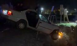 Otomobil köprüde asılı kaldı: Baba ve oğlu kurtuldu