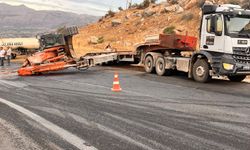 Tırın üzerindeki iş makinesi yola devrildi: Yol trafiğe kapandı