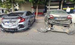Park halindeki araçlara çarpan sürücü otomobilini bırakıp kaçtı