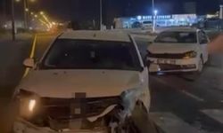 İki otomobil kavşakta çarpıştı: 3 kişi yaralandı