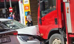 Park halindeki kamyonete çarpan otomobilde 1 kişi yaralandı