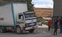 Yokuşta frenleri tutmayan kamyon geriye kayıp eve çarptı