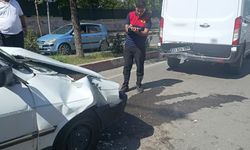 Valilik ışıklarında kaza: Otomobil ile transit çarpıştı, 2 yaralı