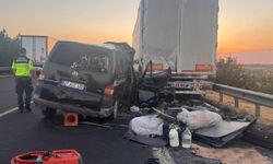 Minibüs tıra çarptı: 2 ölü, 2 ağır yaralı