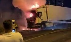 Seyir halindeki tır bir anda alev aldı