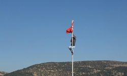 Bayrağı Yerde Görünce Ayakkabılarını Çıkarıp Direğe Tırmandı