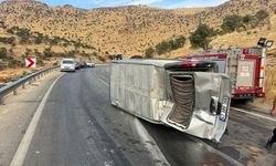 Minibüs devrildi: 3’ü çocuk 8 yaralı