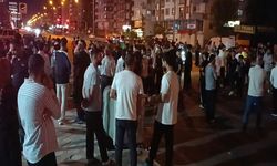 Batman'da Otomobil Yaya Geçidindeki İki Kişiye Çarptı: Mahalleli Yolu Trafiğe Kapattı