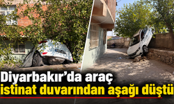 Diyarbakır’da araç istinat duvarından aşağı düştü