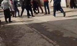 Kavgada eline iki bıçak aldı, karşı grubun üzerine koştu