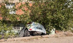 Sur’da kontrolden çıkan araç istinat duvarından yuvarlandı