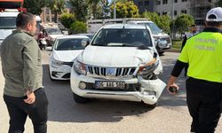 İki kamyonet ile iki otomobilin çarpıştığı kazayla ilgili soruşturma başlatıldı