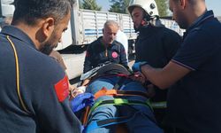 Kamyonun altına giren otomobilden yaralılar çıkarıldı