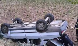 Takla atan otomobilde sıkışan sürücüyü itfaiye kurtardı