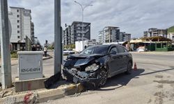 Otomobil ile kamyonet çarpıştı: Kamyonet yan yattı, 3 yaralı