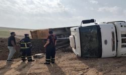 Kontrolden Çıkan Kum Yüklü Kamyon Devrildi: 1 Yaralı