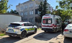Otomobilin çarptığı çocuk ambulansla hastaneye götürüldü