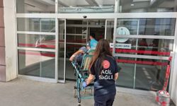 Otobüste ayağa kalkarken elindeki bıçak kalçasına battı