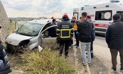 Duvara Çarpan Araçta 2 Kişi Yaralandı