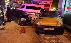 İki Otomobil Kavşakta Çarpıştı: Yaralılar Araçta Sıkıştı