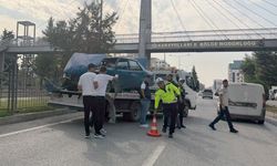 Direksiyon kontrolünü kaybeden otomobil refüje çıktı