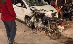 Hafif ticari araç ile motosikletin çarpışması kazayla sonuçlandı