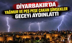 Diyarbakır'da Yağmur Ve Peş Peşe Çakan Şimşekler Geceyi Aydınlattı