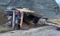 İş Makinesi Yüklü Kamyon Şarampole Devrildi: 2 Kişi Yaralandı