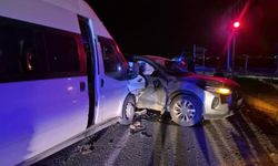 Kavşakta Feci Çarpışma: Minibüs ile Otomobil Birbirine Girdi, 12 Yaralı