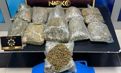 İki araçta yapılan aramada 5 kilo 700 gram skunk bulundu