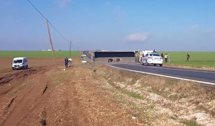 Diyarbakır’da kaza nedeniyle yol kapandı, araçlar tarladan geçti
