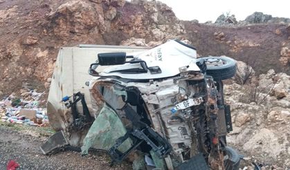 Diyarbakır'da kamyon takla attı, 2 kişi ağır yaralandı
