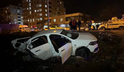 Diyarbakır'da otomobil yolun alt kısmına devrildi: 1'i ağır 6 yaralı