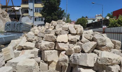 Restorasyon kapsamında Ulu Cami'de taşlar sökülüyor