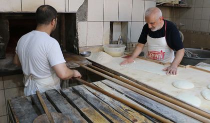 Diyarbakır’da fırıncıların zorlu mücadelesi: Dışarısı 45, fırının içi 250 derece