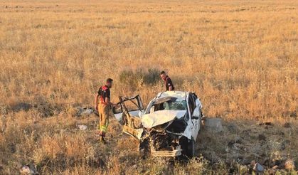 Yol Kenarındaki Tarlaya Uçan Otomobilde 1 Kişi Hayatını Kaybetti, 2 Yaralı