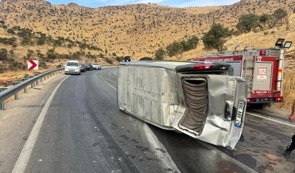 Minibüs devrildi: 3’ü çocuk 8 yaralı