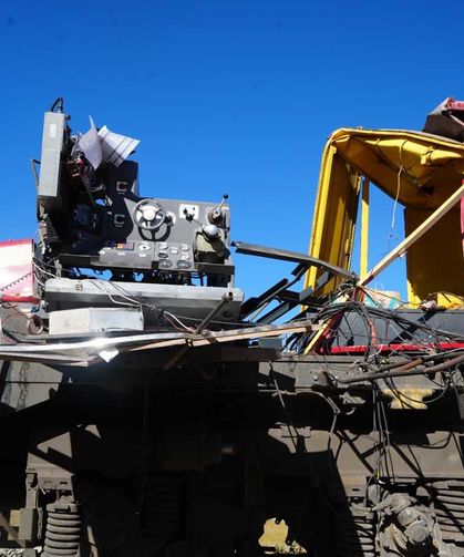 Tren, beton pompa aracına çarptı: 1 makinist öldü, 2 makinist yaralandı