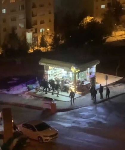 Büfede bıçaklı kavga; 1 kişi yaralandı