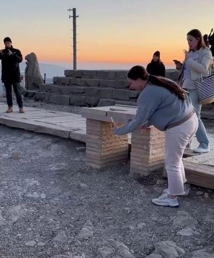 Nemrut Dağı'ndaki Sevimli Tilki Turistlerin İlgi Odağı Oldu