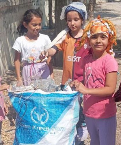 Çocuklar Temizlik Yapıp Hayvanlar İçin Su Kapları Koydu