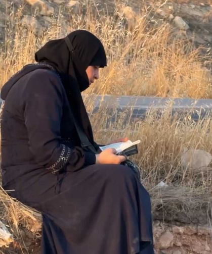 Ters dönen araçtan sağ salim çıktı, oturup Kuran'ı Kerim okudu