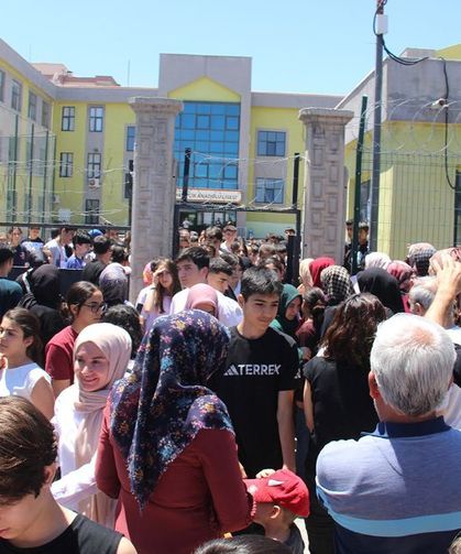 Diyarbakırlı Öğrenciler LGS'yi Değerlendirdi:Matematik soruları belirleyiciydi