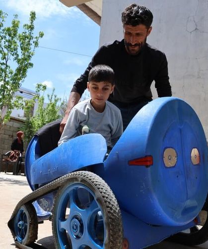 Engelli çocuğu için atık malzemelerden paletli, akülü araba yaptı