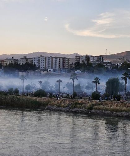 Dicle Nehri Yatağında Mangal Dumanından Sis Bulutu Oluştu
