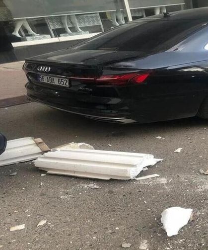 Binadan düşen dış cephe kaplaması otomobile hasar verdi