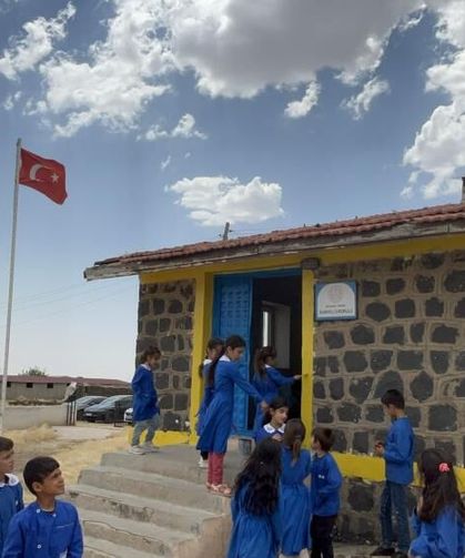 Üniversite Öğrencilerinden Köy Okuluna Anlamlı Dokunuş