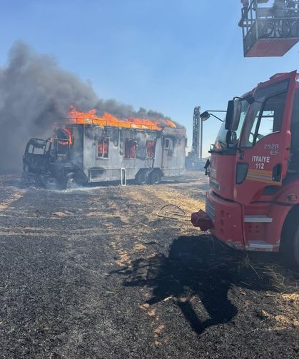 Sondaj Aracı ve İşçi Karavanı Alevlere Teslim Oldu: 3 Yaralı