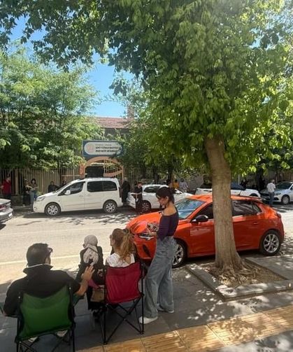 Ailesine"Kimliğe Gerek Yok" Dedi, Sınava Son 1 Dakikada Yetişti