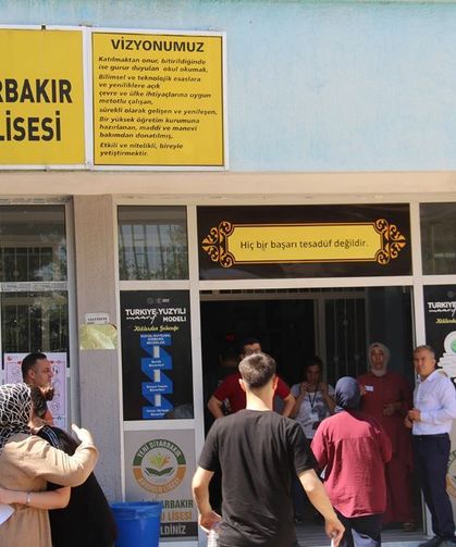 İsimleri Neredeyse Aynı, Adresleri Tamamen Farklı: Sınava Giren Öğrencilerin "Okul" Kabusu